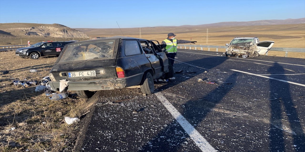 Ardahan'da iki otomobilin çarpışması sonucu 1 kişi öldü, 5 kişi yaralandı