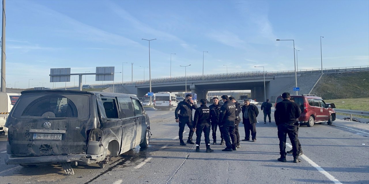 Sultangazi'de üç aracın karıştığı kazada 3 kişi yaralandı