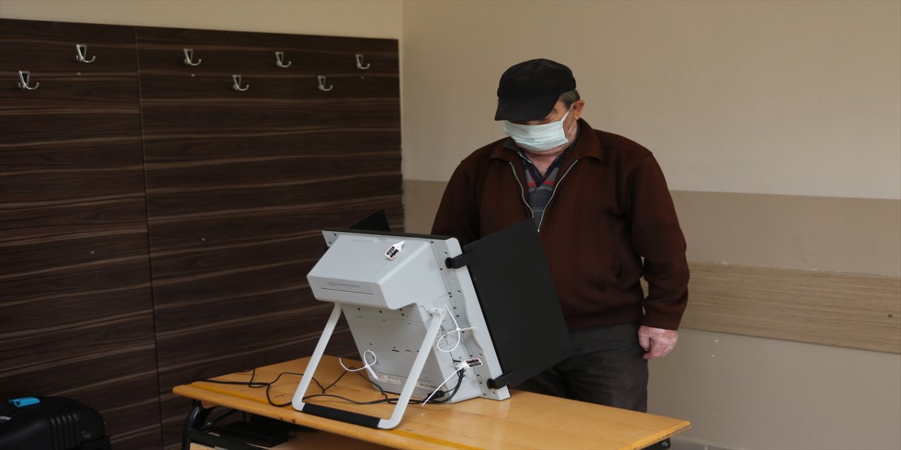 Bursa ve Eskişehir'de çifte vatandaşlar Bulgaristan seçimleri için sandık başına gitti