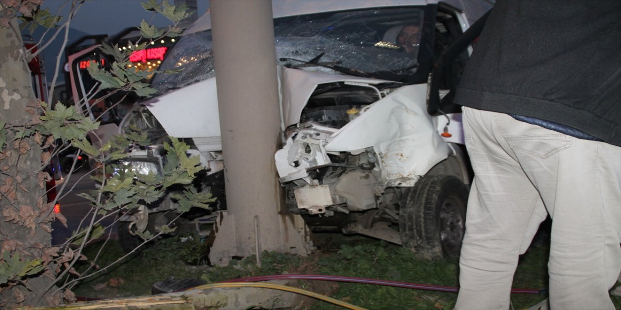 Bursa'da tarım işçilerini taşıyan minibüsün devrilmesi sonucu 13 kişi yaralandı