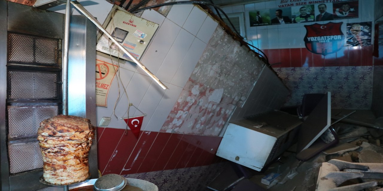 Yozgat'ta ahşap zeminleri çöken 2 iş yerinde zarar oluştu