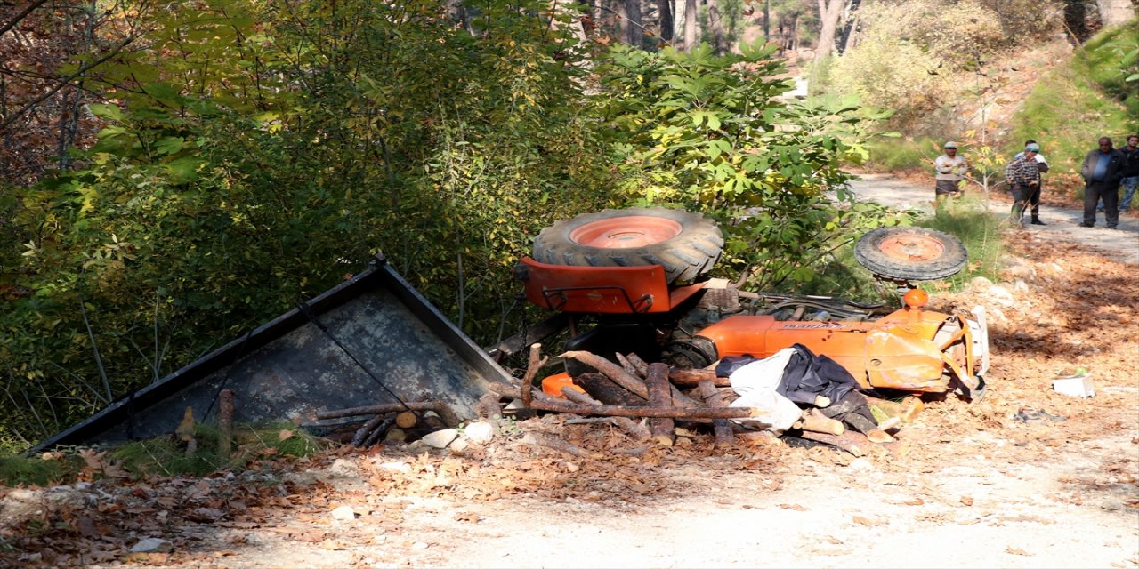 Muğla'da devrilen traktördeki baba ile oğlu yaşamını yitirdi