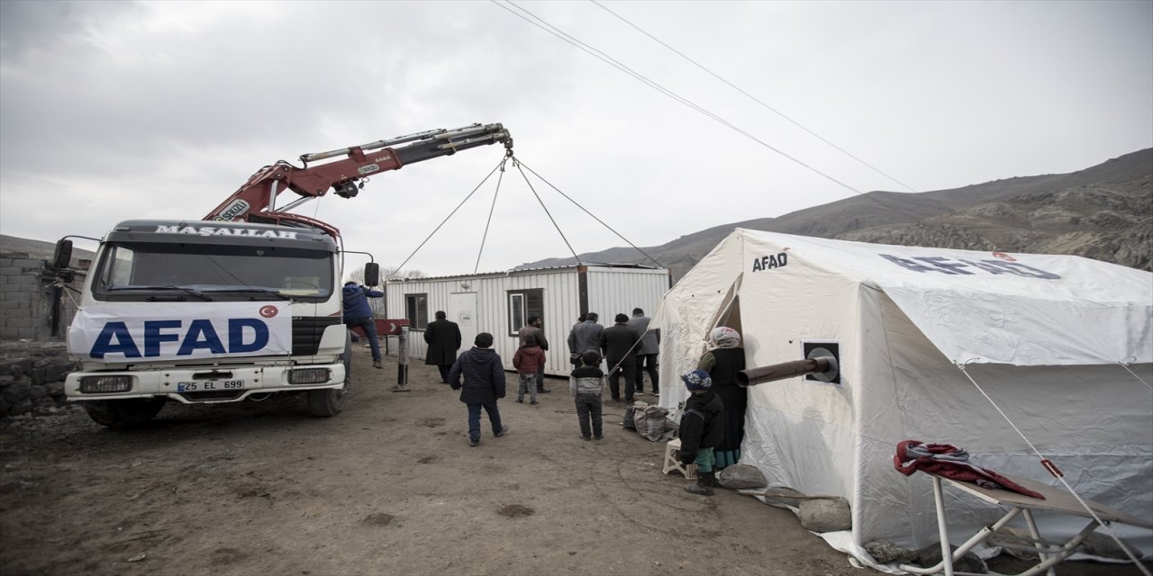 Erzurum'daki depremde evleri hasar görenlere konteyner ulaştırıldı