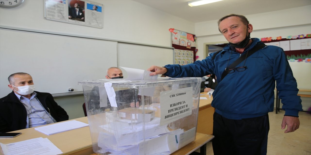 İstanbul'daki çifte vatandaşlar Bulgaristan'daki cumhurbaşkanlığı seçimi için oy kullandı