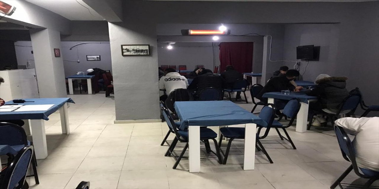 Eskişehir'de kumar oynatılan dernek binasındaki 55 kişiye para cezası