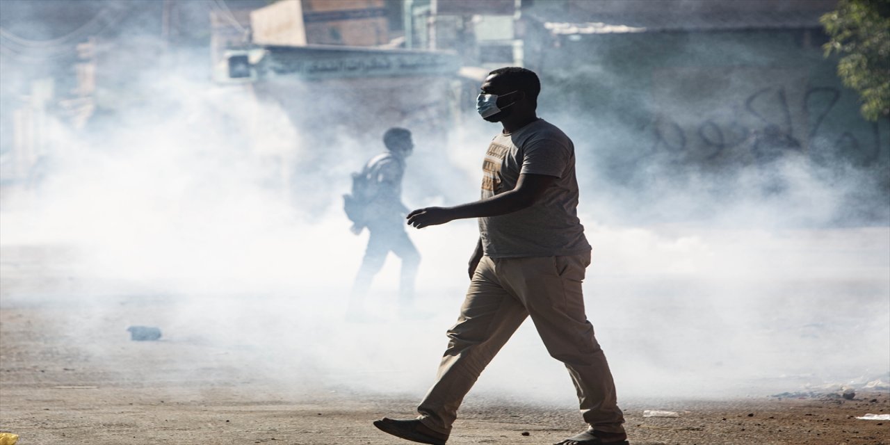 Sudan polisinden Cumhurbaşkanlığına yürümek isteyen protestoculara gazla müdahale