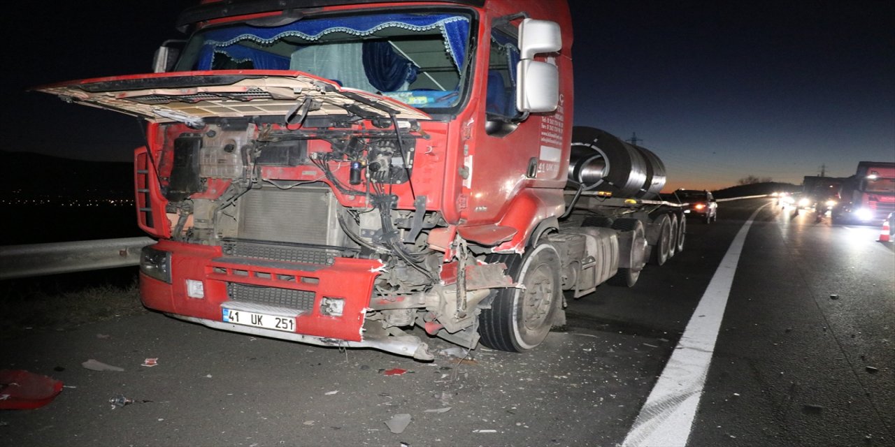 Bolu'da kaza yapan iki araç, emniyet şeridindeki tamirciye çarptı