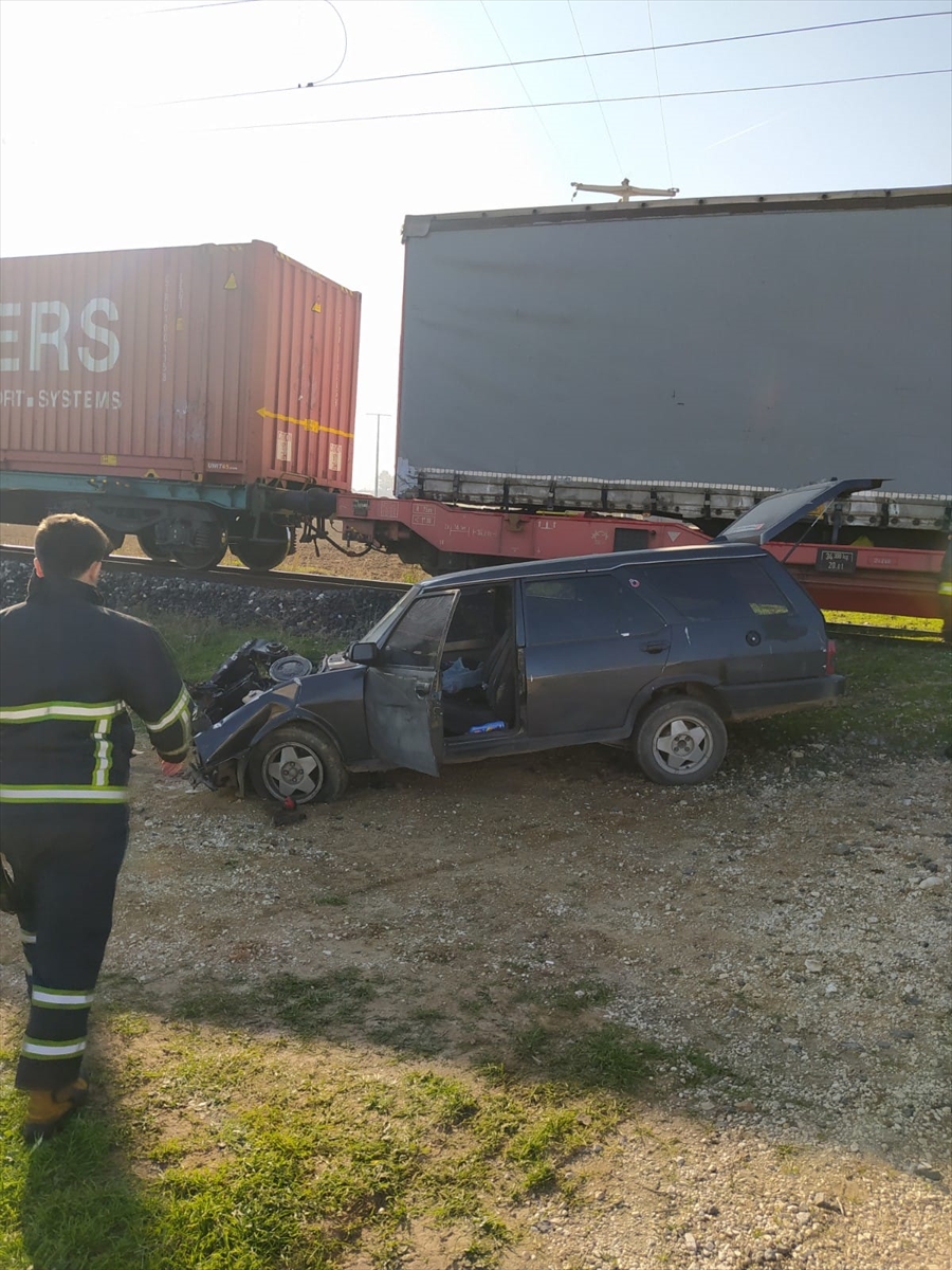 Kırklareli'nde hemzemin geçitte yük treninin çarptığı otomobilin sürücüsü yaralandı
