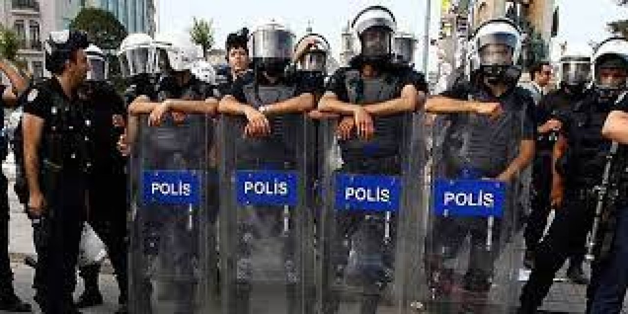 İstanbul Kurtuluş'ta protestocular ve polis arasında gerginlik yaşandı.