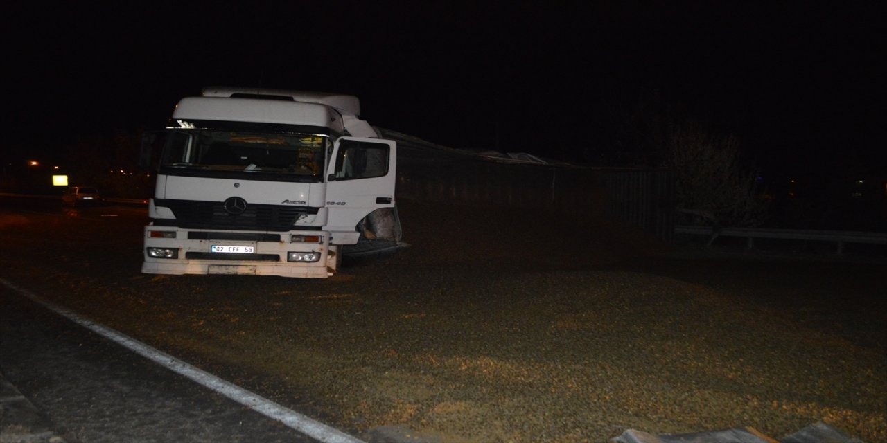 Afyonkarahisar'da devrilen tır ulaşımın aksamasına neden oldu