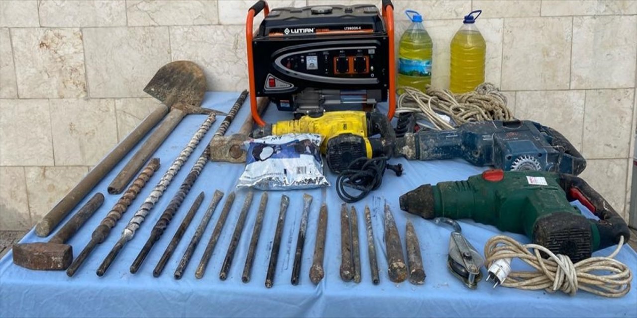 Antalya'da kaçak kazı yapan 2 kişi gözaltına alındı