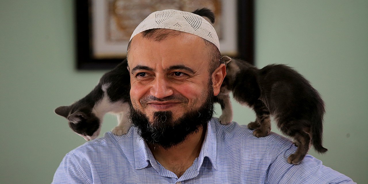 HAYVANSEVER İMAM, CAMİNİN KAPILARINI KEDİLERE AÇTI..!