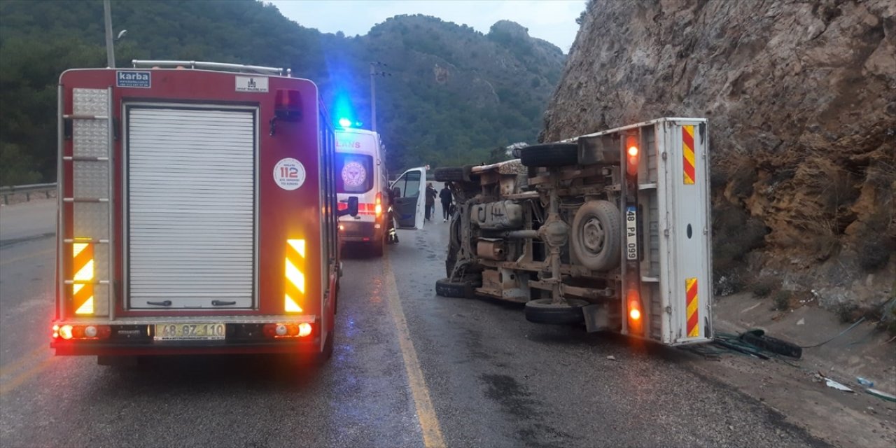 Kamyonette sıkışan sürücü ekiplerin çalışmaları sonucu kurtarıldı