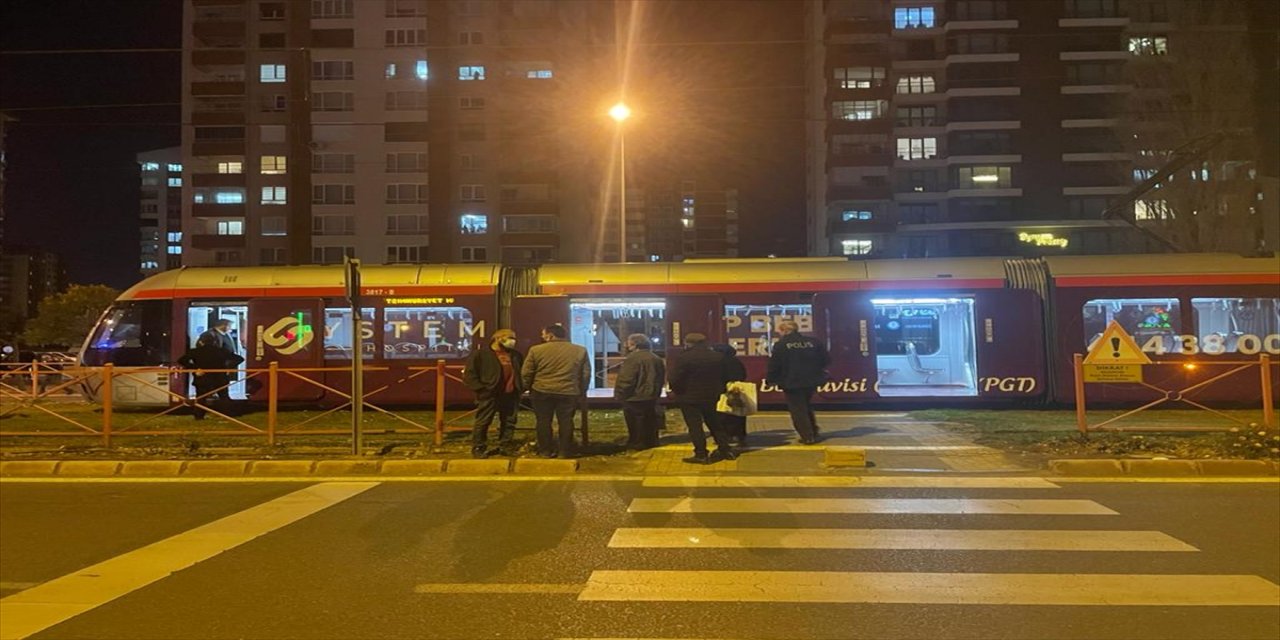 Kayseri'de tramvayın çarptığı yaya ağır yaralandı