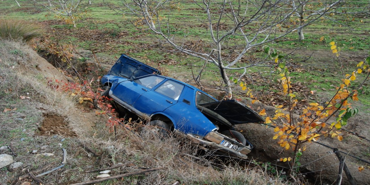 Çanakkale'de tarlaya devrilen otomobildeki 3 kişi yaralandı