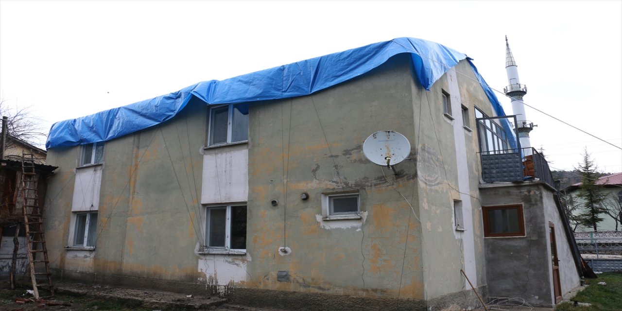 Kocaeli ve Bolu'da şiddetli rüzgar çatıları uçurdu