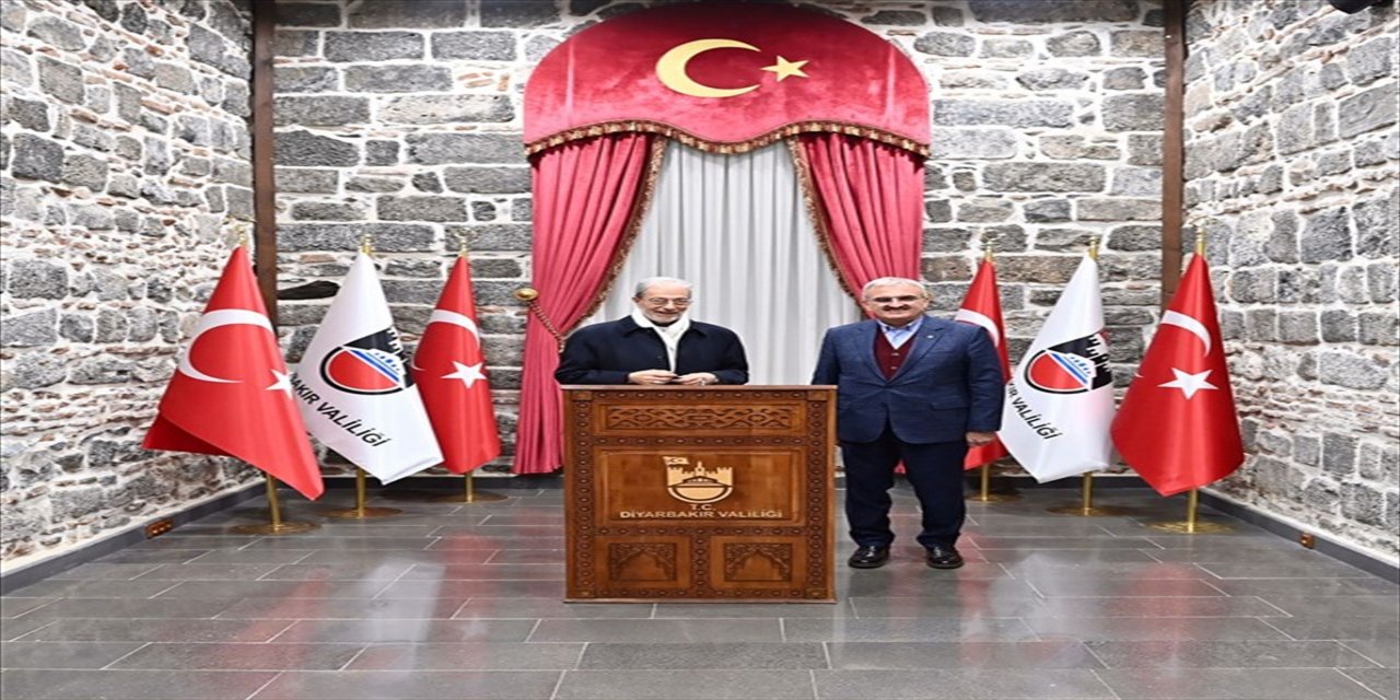 Türkiye Ermeni Katolikleri Ruhani Lideri Zekiyan Diyarbakır Valiliği'ni ziyaret etti