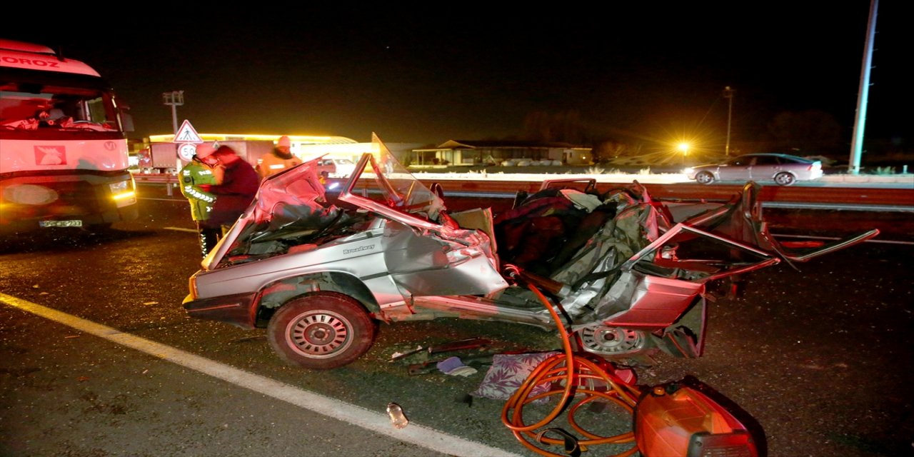 Kayseri'de trafik kazasında karı koca yaşamını yitirdi, çocukları yaralandı