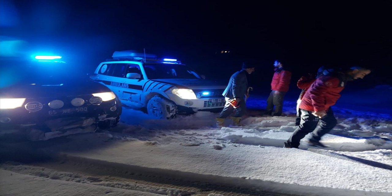 Van'da kar nedeniyle yolu kapanan mahalledeki hamile kadın için ekipler seferber oldu