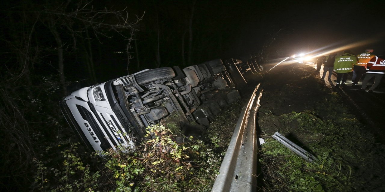 Anadolu otoyolu Düzce kesiminde kırmızı et yüklü tır devrildi