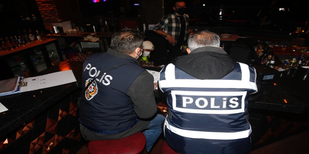 Gaziantep'te hastaneye giderken aracı kara saplanan vatandaşın imdadına polis yetişti