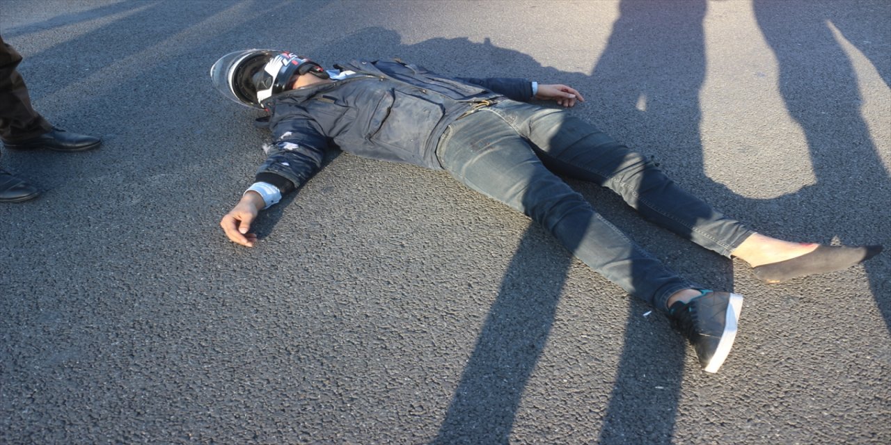 Adana'da beton bariyere çarpan motosikletteki 2 kişi yaralandı