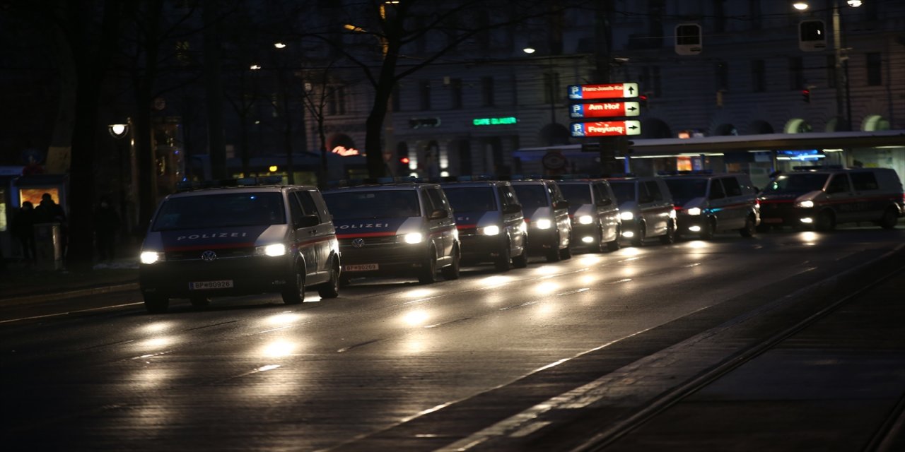 Avusturya’da Kovid-19 önlemleri karşıtı göstericilerle polis arasında arbede çıktı