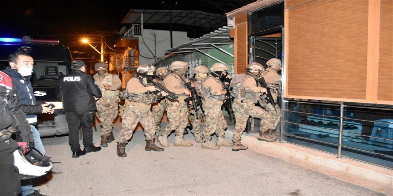 İzmir'de haklarında kesinleşmiş hapis cezası bulunan 23 hükümlü yakalandı