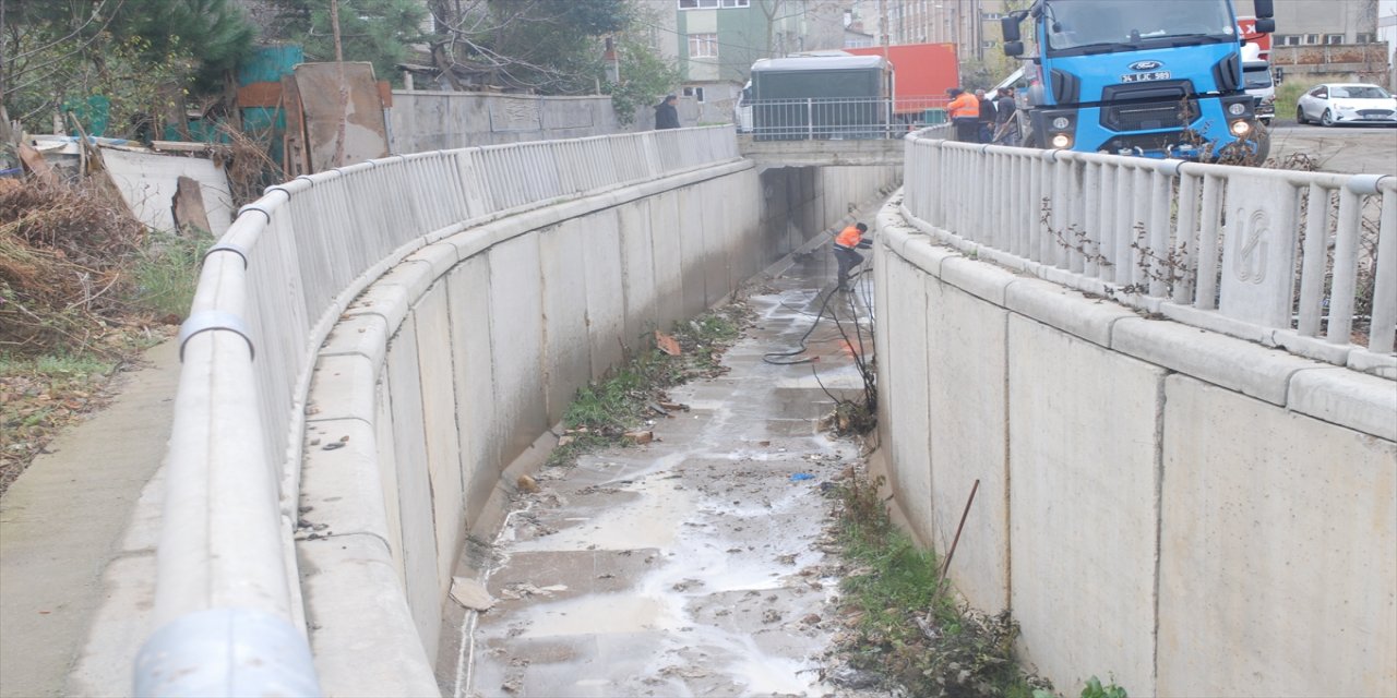 Sancaktepe'de bir fabrikadan dereye sızan madde temizlendi