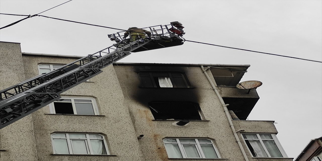 Esenler'de bir apartmanda çıkan yangında 3 kişi dumandan etkilendi