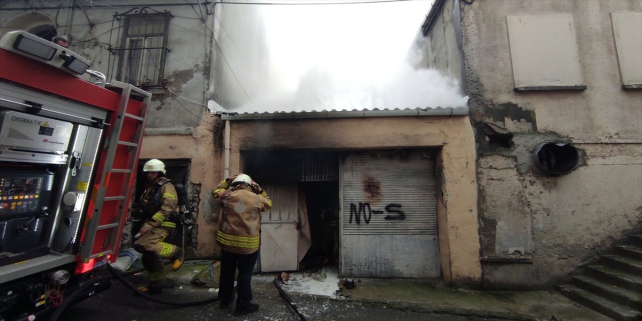 Beyoğlu'nda kağıt deposunda çıkan yangın söndürüldü
