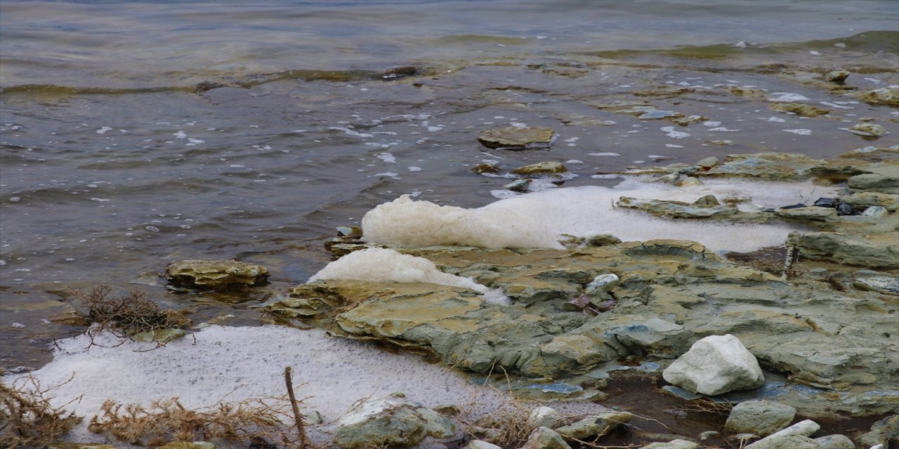 Burdur Gölü'nde köpükler oluştu