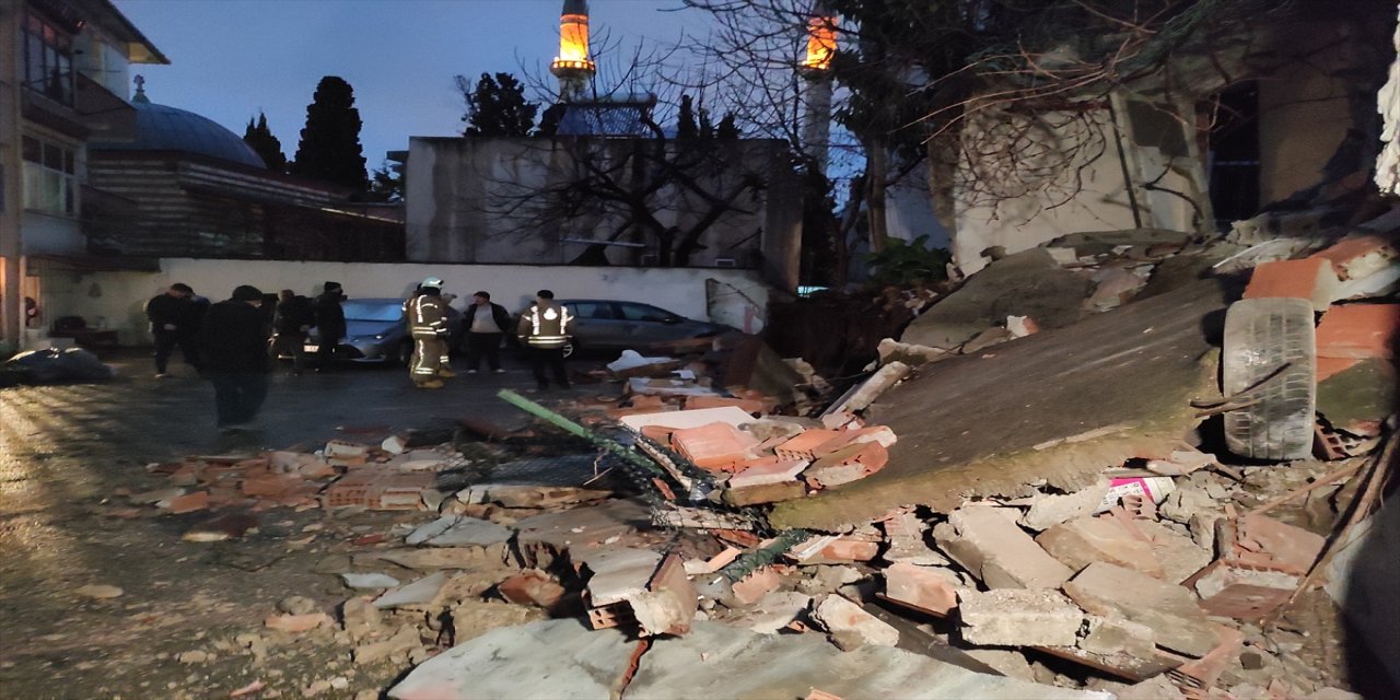 Üsküdar'da istinat duvarının çökmesi sonucu 4 araç zarar gördü