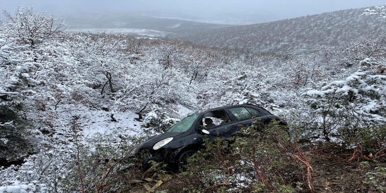 Afyonkarahisar'da otomobiliyle uçuruma yuvarlanan okul müdürü yaralandı