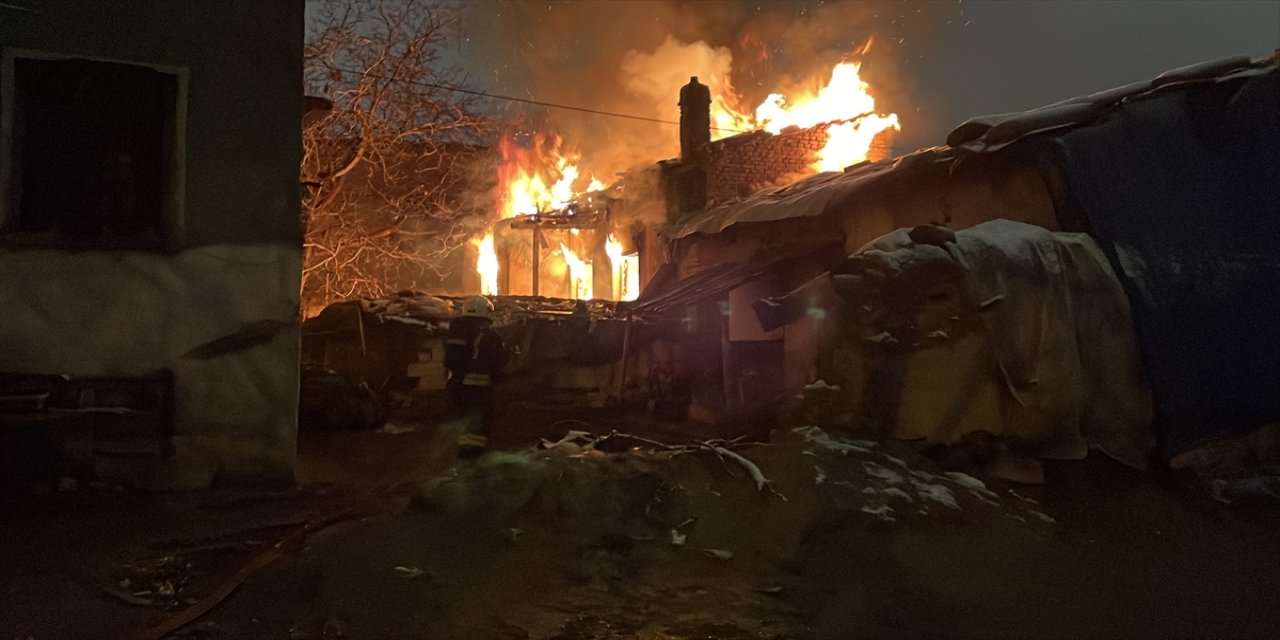 Konya'da müstakil evde çıkan yangın itfaiye ekiplerince söndürüldü