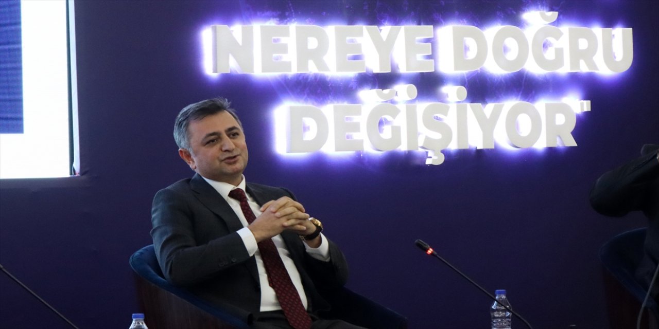 Bursa'da "Dünya nereye doğru değişiyor?" paneli düzenlendi