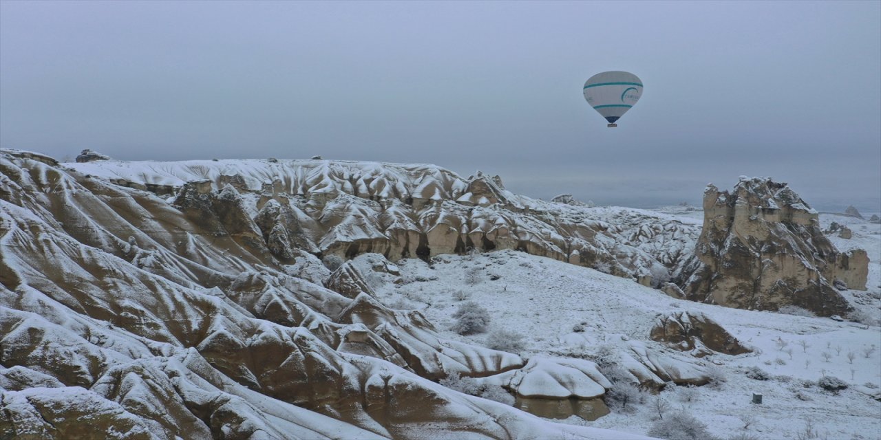 Sıcak hava balonları beyaza bürünen peribacaları üzerinde süzüldü
