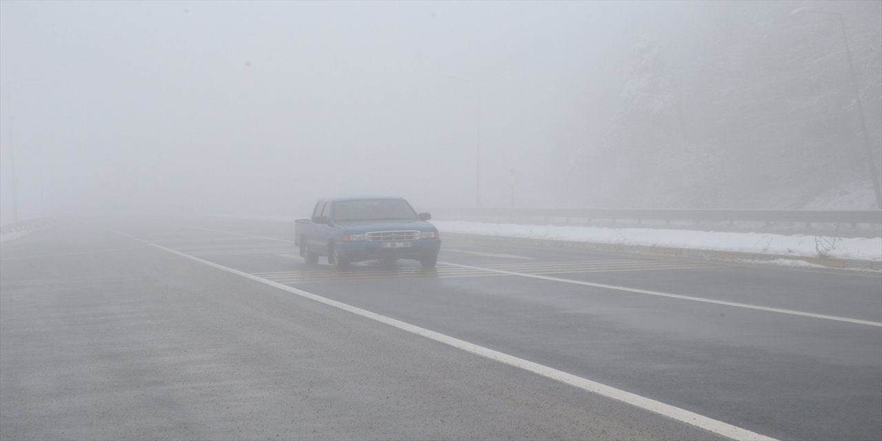 Bolu Dağı'nda araçlar yoğun sis nedeniyle trafikte yavaş seyretti