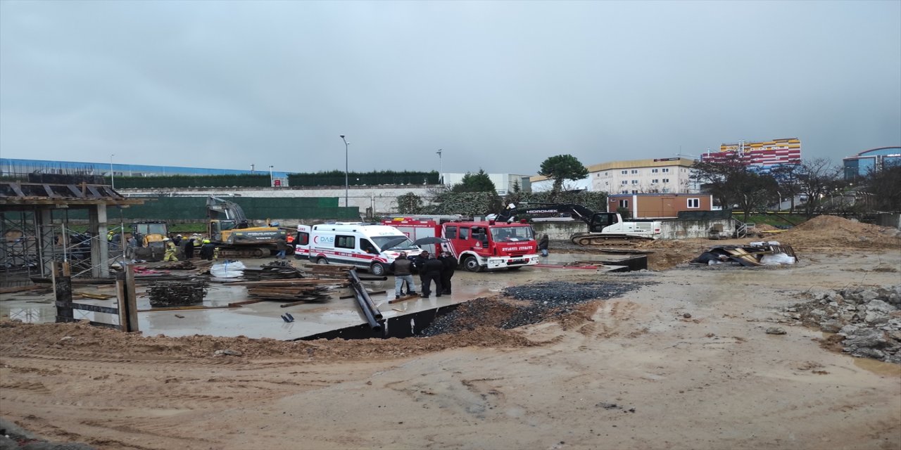 Tuzla'da çöken istinat duvarı altında kalan işçi kurtarıldı