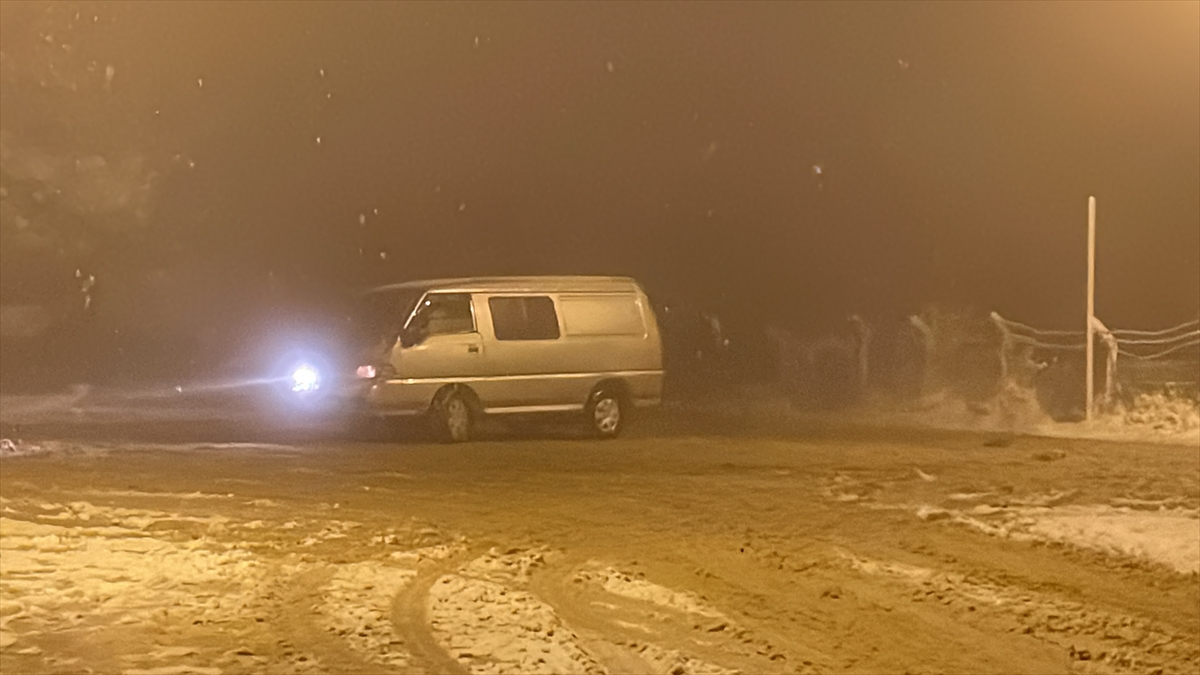 Karabük'te kar üstünde drift yapan sürücüler polisi görünce kaçtı