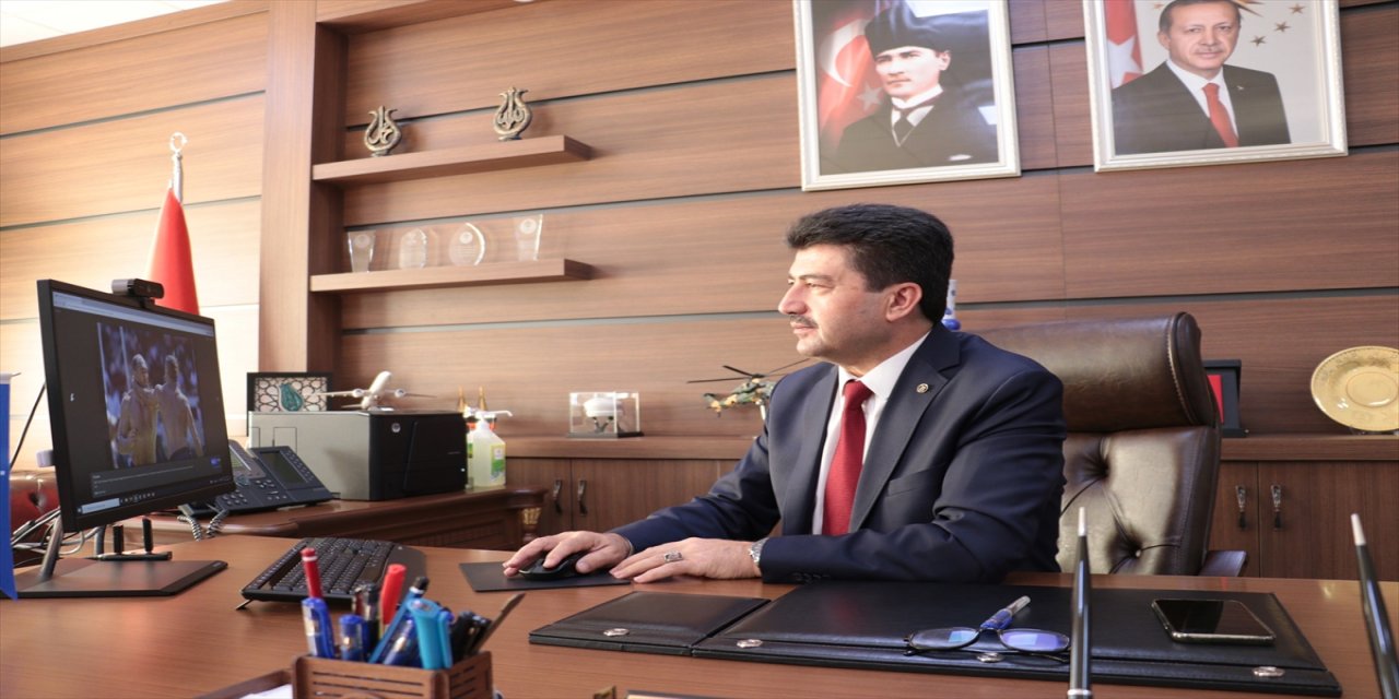 Sakarya Uygulamalı Bilimler Üniversitesi Rektörü Sarıbıyık, AA'nın "Yılın Fotoğrafları" oylamasına katıldı