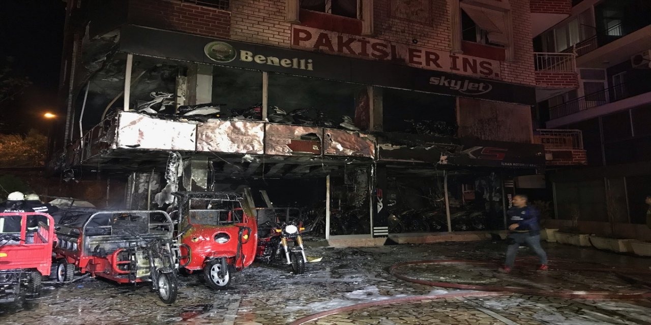 Antalya'da motosiklet bayisinde çıkan yangında hasar oluştu