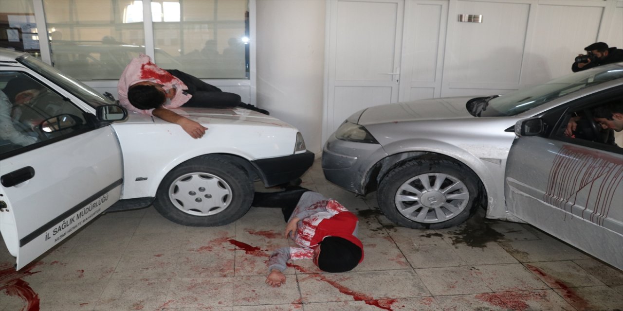 Erzincan'da sağlık çalışanları ve öğrenciler trafik kazalarına etkin müdahale için tatbikat yaptı