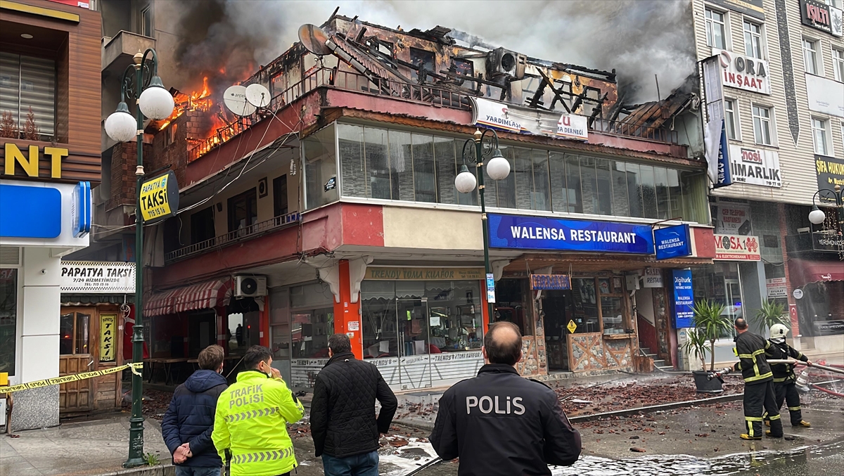 Rize'de restoranın çatı katında çıkan yangın söndürüldü