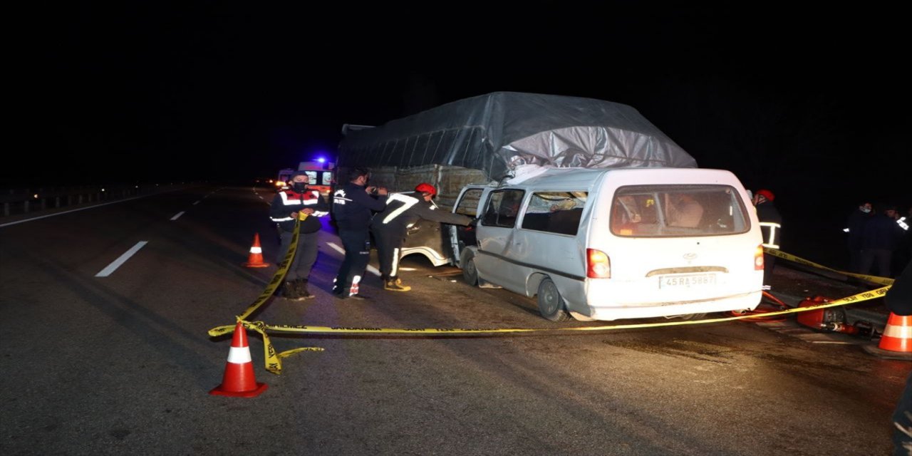 Manisa'da tırla çarpışan minibüsteki 2 kişi öldü