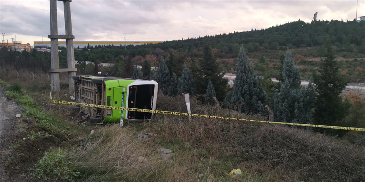 Kocaeli'de devrilen midibüsteki 7 yolcu yaralandı