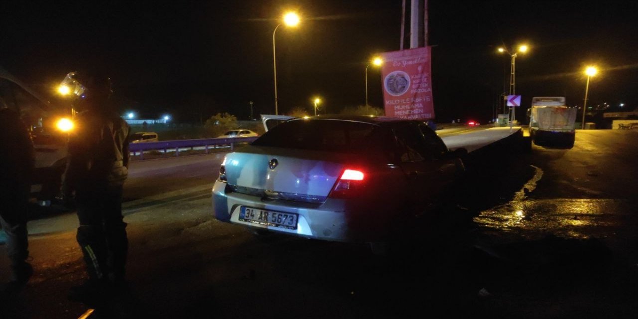 Çekmeköy'de meydana trafik kazasında 3 kişi yaralandı