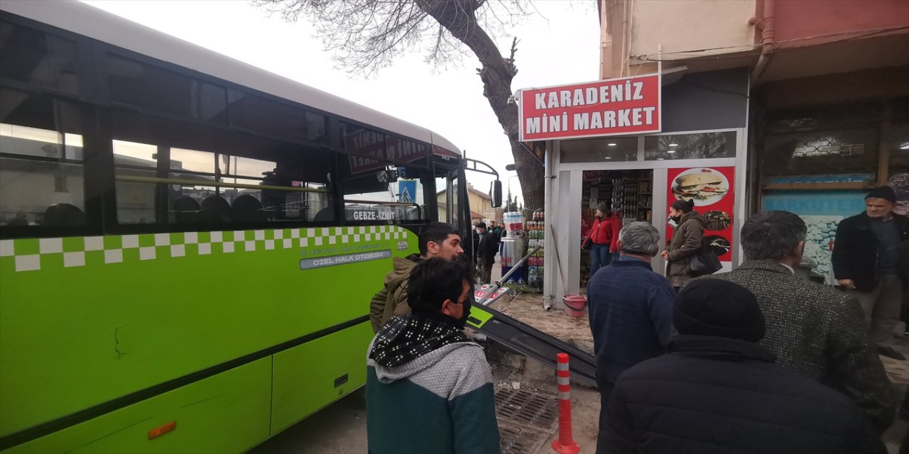 Kocaeli'de özel halk midibüsünün çarptığı 3 yaya yaralandı