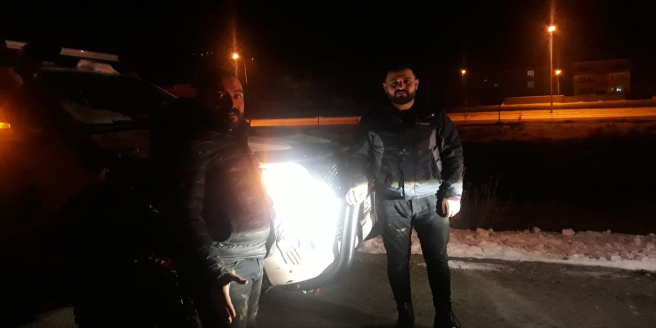 Van'da kar nedeniyle dağlık bölgede mahsur kalan avcılar kurtarıldı