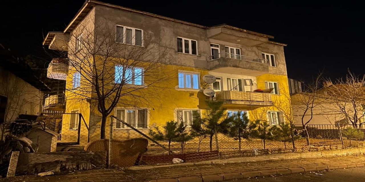 Sivas'ta çatıdan düşen kişi yaralandı